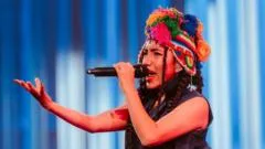 "Mi abuela me ayudó a traducir mi primer cover al quechua y ahora canto en ese idioma por el mundo"