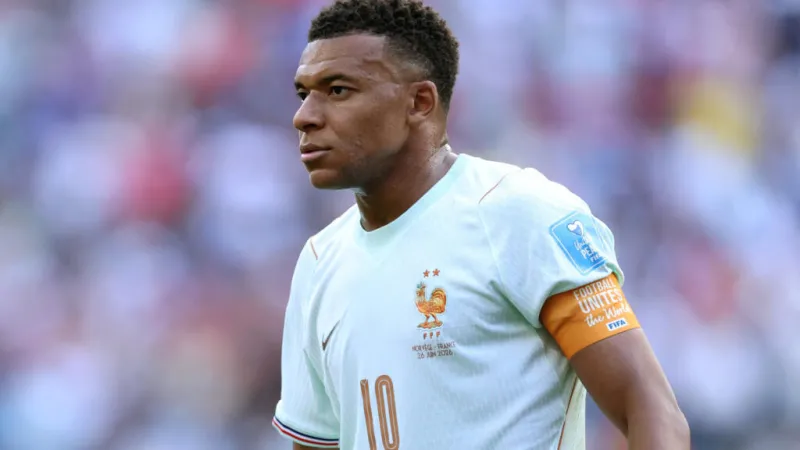 Mbappé condena como "despreciables" los insultos racistas de una senadora paraguaya