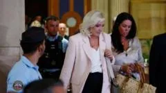 Un tribunal en Francia da luz verde a Marine Le Pen para presentarse a las elecciones presidenciales, pero le ordena a usar un brazalete electrónico
