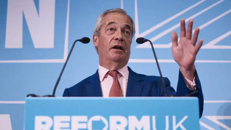 El líder de la ultraderecha británica Nigel Farage presenta su dimisión como diputado