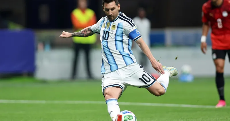 A Messi le atajaron un penal y Argentina no pudo empatarle a Egipto: así lo pateó el diez