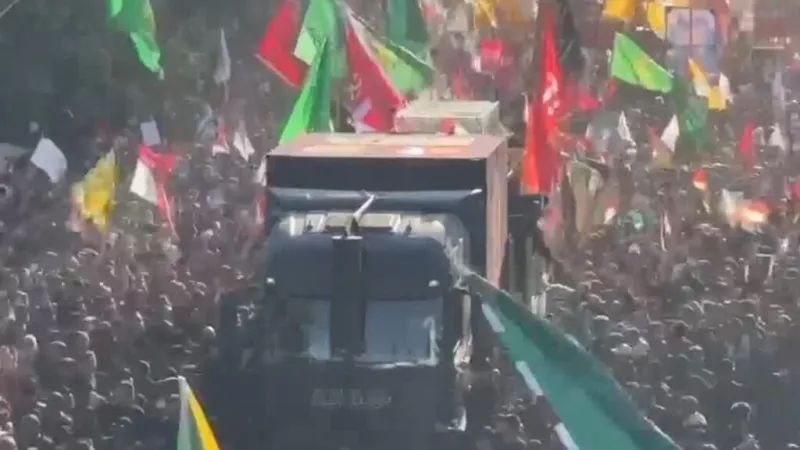 Procesión fúnebre de Alí Jamenei llega a Irak; miles despiden al fallecido ayatolá