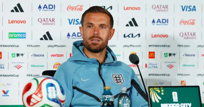 Jordan Henderson se mostró por primera vez tras su insólito accidente en los festejos de Inglaterra: "Cirugía terminada"