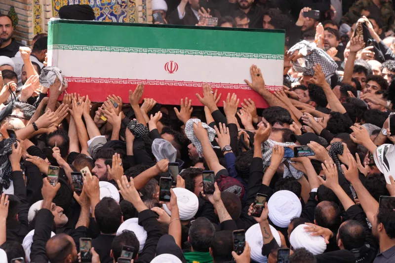 Irán castiga a Qatar, Kuwait y Bahréin tras los ataques de EEUU que golpearon cerca de donde hoy será enterrado Jamenei