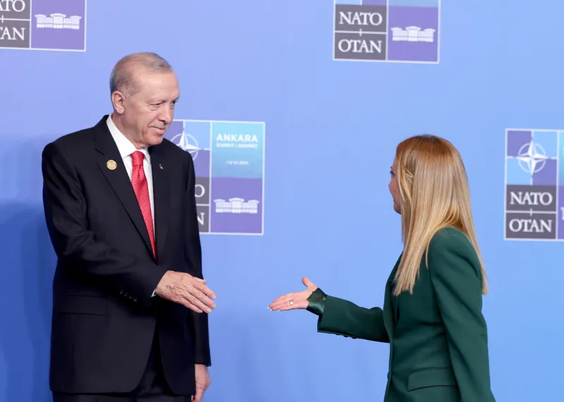 Erdogan plantea un dilema a los líderes de la OTAN tras la cumbre con el regalo de un revólver