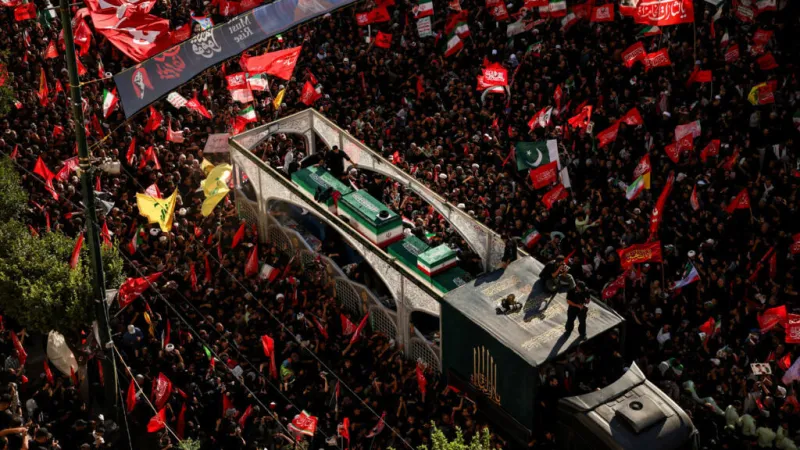 En imágenes: Irán sepulta a Jamenei en medio de llamados de venganza y ante una nueva escalada bélica