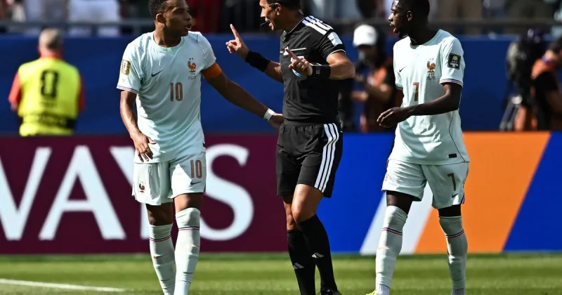 Facundo Tello y un momento caliente en Francia vs Marruecos: cobró penal pero Mbappé falló ante Bono y se enojó con el árbitro argentino
