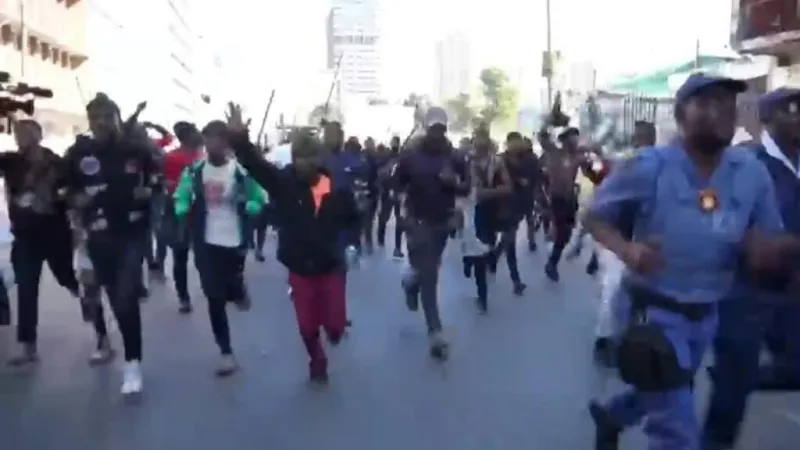 Manifestantes antimigración en Sudáfrica recorren Johannesburgo en busca de extranjeros