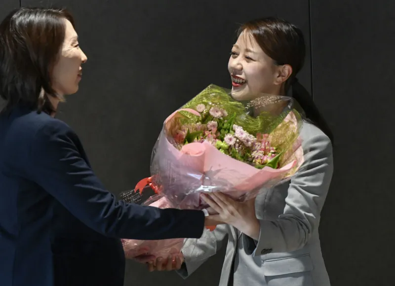 La baja por maternidad de una alcaldesa que abre un debate nacional en Japón y desafía la extrema cultura del sacrificio