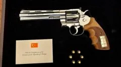 Un revólver con balas: qué han hecho los líderes de la OTAN con el insólito regalo de Erdogan que recibieron en Turquía