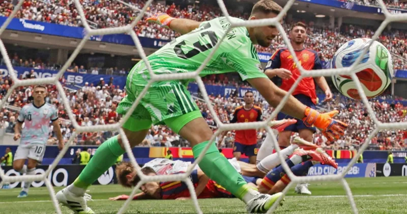Bélgica frenó el reloj de Unai Simón: el gol de De Ketelaere cortó la racha histórica de imbatibilidad en Mundiales del arquero español
