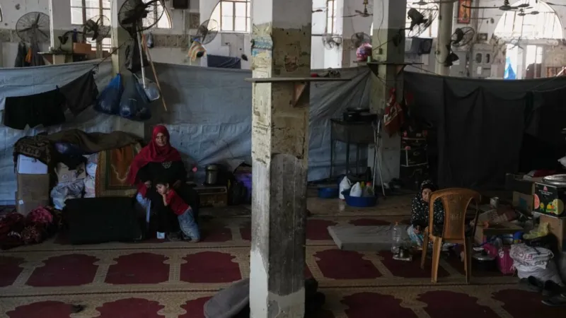 Gaza: palestinos sin hogar buscan nuevos refugios ante la falta de tiendas de campaña