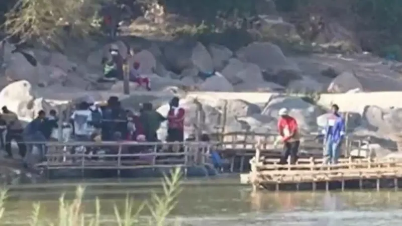Sudáfrica: migrantes van y vienen en la frontera con Zimbabue