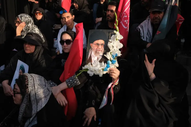El líder supremo iraní exhorta en un mensaje escrito a vengar la muerte de su padre, Ali Jamenei, "una exigencia de la nación"