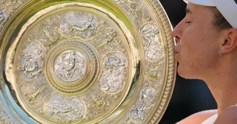 Linda Noskova, campeona de Wimbledon: el beso al cielo que convirtió su primer Grand Slam en una historia inolvidable
