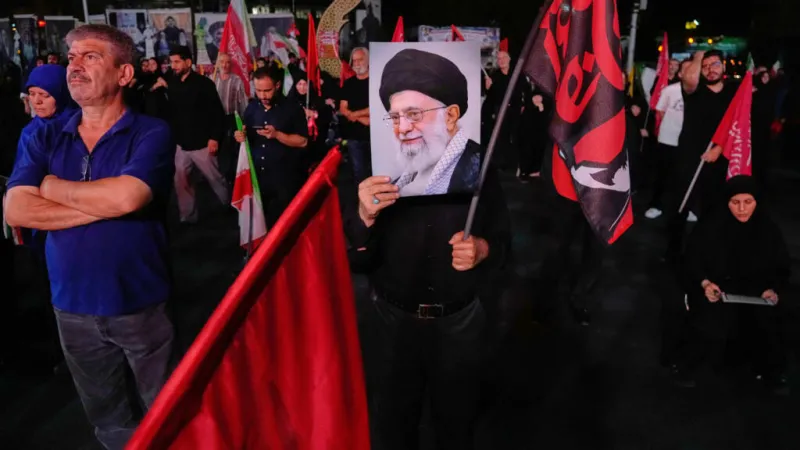 Irán cierra el estrecho de Ormuz y Mojtaba Jamenei promete venganza tras la muerte de su padre