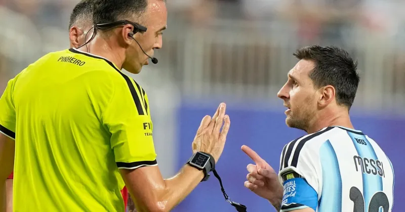 El cruce entre Messi y el árbitro en pleno Argentina-Suiza: "No faltés el respeto; a mí hablame bien"