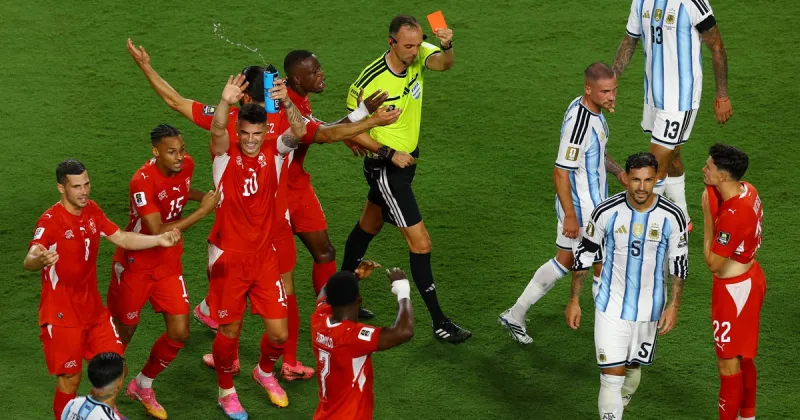 La insólita expulsión de Embolo en Argentina vs Suiza: simuló con Paredes, el VAR lo descubrió y se fue llorando