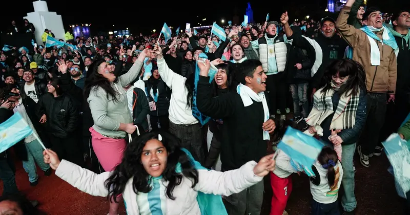 Ni la lluvia ni el frío pudo parar los festejos de los hinchas argentinos que deliraron con un nuevo triunfo agónico de la Selección
