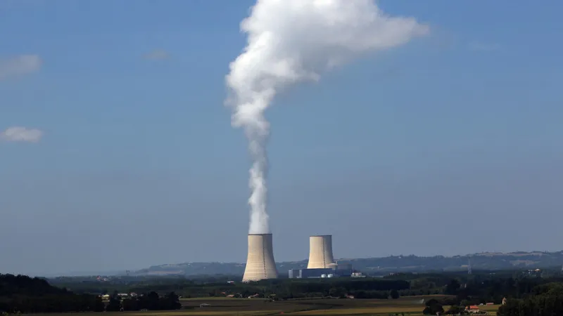 Francia cierra temporalmente tres reactores nucleares por la ola de calor