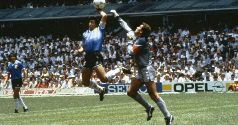 De la Mano de Dios al gol fantasma de Hurst, lo que el VAR nos hubiera quitado: diez historias de los Mundiales que en el fútbol de hoy hubieran cambiado