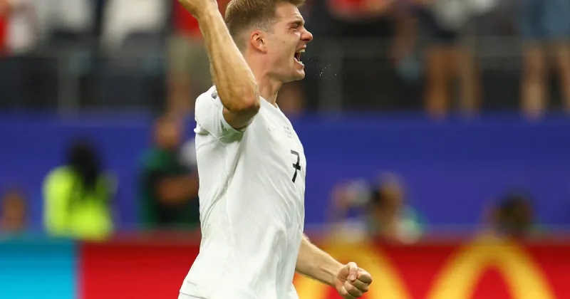 La pareja de Alexander Sørloth denunció amenazas tras la eliminación de Noruega y llevará el caso a la Justicia