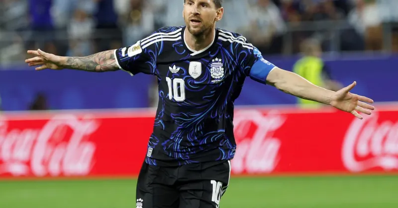 Argentina jugará vestida de azul contra Inglaterra: la camiseta de los grandes recuerdos y algunos golpazos volverá en la semifinal del Mundial 2026
