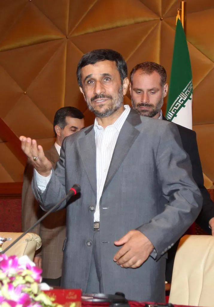 El plan de Israel para convertir al ex presidente Ahmadineyad en líder del Irán posayatolás, según el 'New York Times'