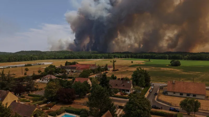 Evacuaciones y desaparecidos: incendios forestales azotan a Francia y España