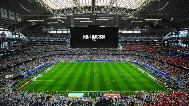 Desde acoso en línea hasta mensajes de políticos: cómo el racismo está rodeando al Mundial de fútbol