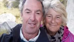 El británico que sobrevivió al incendio en España en el interior de un auto en llamas mientras su esposa y sus amigos morían