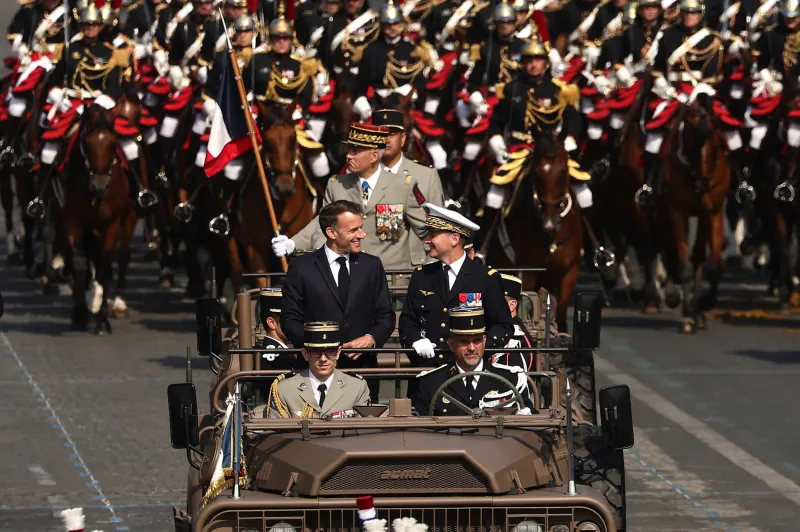 Macron pasa revista a soldados de 35 países en el desfile del "despertar estratégico" de Europa