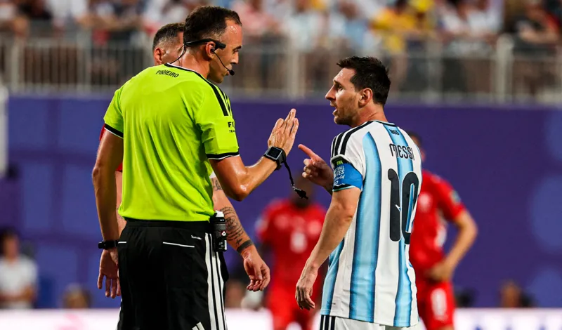 Prensa británica y su dura crítica tras designación de árbitro para el Argentina - Inglaterra: "El favorito de Messi"