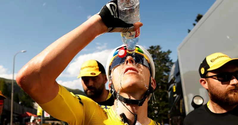 El Tour de Francia se derrite: el calor extremo obligó a cambiar las reglas y reabrió el debate sobre el calendario