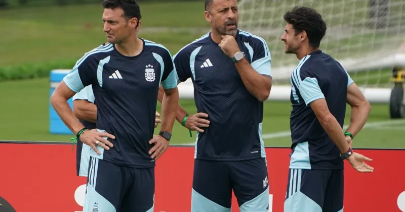 Scaloni mantiene el misterio: la Selección cerró la preparación bajo la lluvia y aún no definió el equipo para la semifinal con Inglaterra