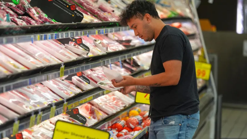 La inflación anual en EE. UU. retrocede a niveles de marzo, pero no alcanza para relajar las tasas