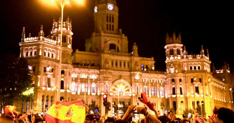 Clarín en España: Madrid festejó a lo grande el triunfo en el Mundial y ahora piden la final contra Argentina