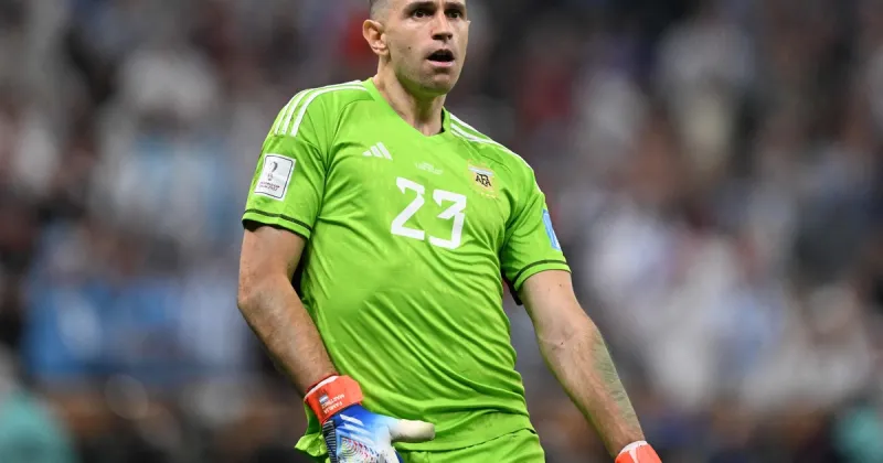 Un medio británico reveló los 10 "trucos sucios" del Dibu Martínez en la previa de Argentina - Inglaterra por el Mundial 2026