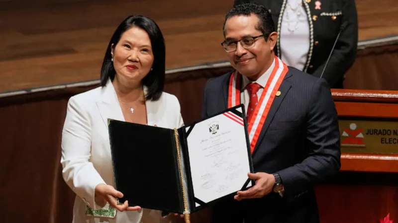 Perú cierra su turbulento proceso electoral con la entrega de credenciales a Keiko Fujimori