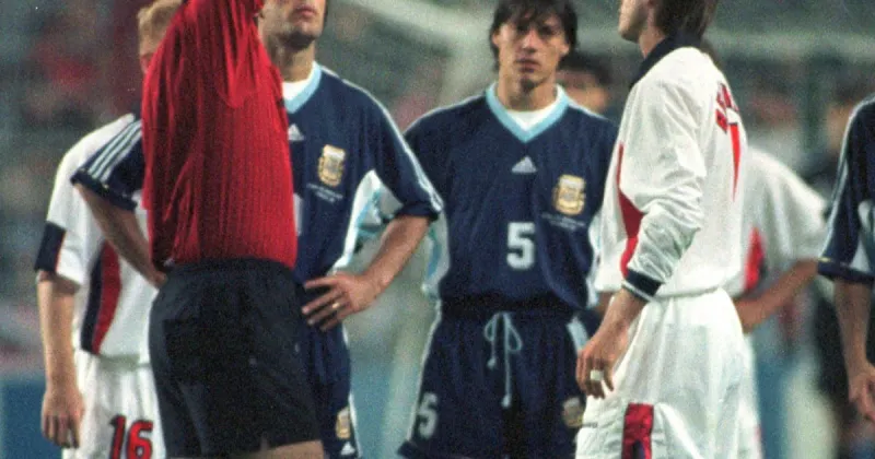 Juega Simeone: el día que su papá hizo expulsar a Beckham en un Argentina-Inglaterra