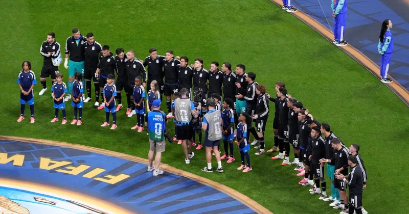 Los hinchas argentinos taparon el himno de Inglaterra con el clásico grito: "El que no salta..."