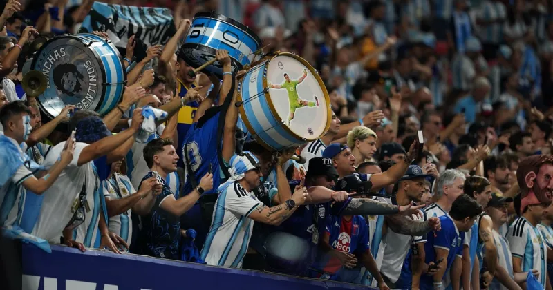Argentina - Inglaterra: la caravana de los hinchas al estadio de Atlanta, su opinión sobre si es "solo un partido de fútbol" y el grito en el himno británico