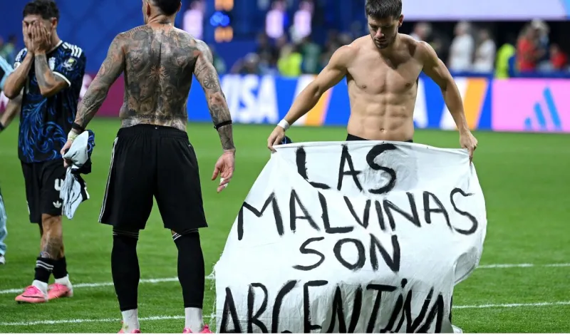Lo Celso celebró la clasificación de Argentina con una bandera de las Islas Malvinas tras vencer a Inglaterra en el Mundial 2026