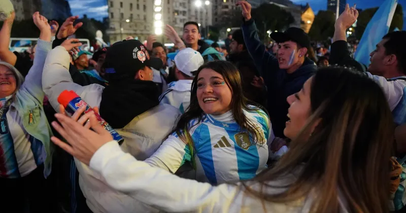 Una marea albiceleste festeja en el Obelisco tras el triunfazo de Argentina: "¡El que no salta es un inglés!"