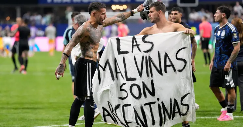A qué sanción se expone Argentina por mostrar la bandera con la leyenda "Las Malvinas son argentinas" y cuál es el antecedente en Mundiales