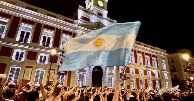 Miles de argentinos tiñeron de celeste y blanco la Puerta del Sol en Madrid tras la épica victoria de la Scaloneta ante Inglaterra