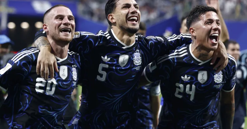 La arenga de Leandro Paredes tras el festejo con la bandera "prohibida" ante Inglaterra: "Las Malvinas serán siempre argentinas"