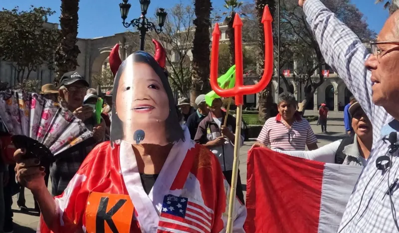 "Le estamos dando una credencial de la corrupción": autoconvocados protestaron en Arequipa durante ceremonia del JNE