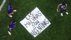 Reino Unido pide a la FIFA investigar a Argentina después de que jugadores mostraran una pancarta de las Malvinas/Falklands tras la victoria sobre Inglaterra