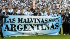 Qué ha pasado en otras ocasiones cuando los futbolistas han mostrado pancartas políticas como los de Argentina con las Malvinas/Falklands